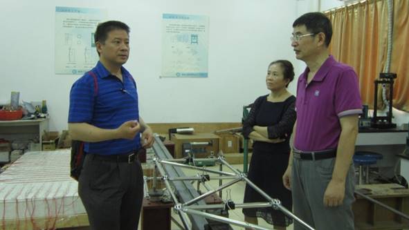宋钢兵参观指导重点实验室-车桥耦合振动模型实验.jpg