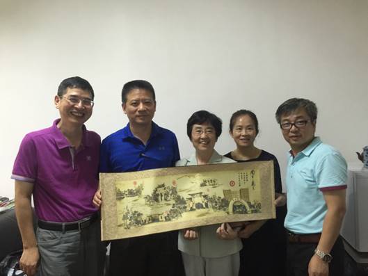宋钢兵教授与院领导互赠纪念礼品.jpg